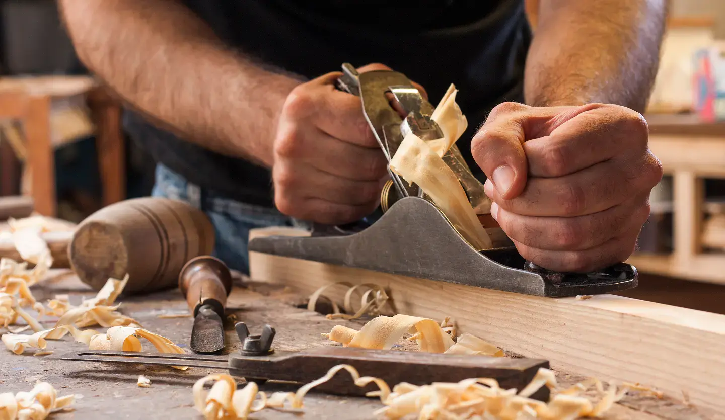 Chaque assemblage est pensé, chaque tenon est taillé à la main. L'excellence artisanale au service de vos projets.